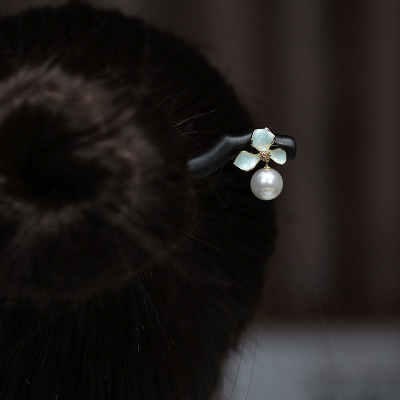 Poised Pearl Hair Stick